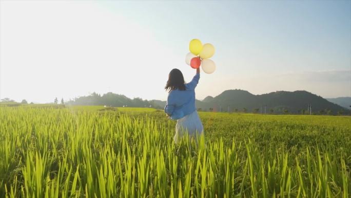 女生拿着气球田园奔跑向往自由阳光活力青春