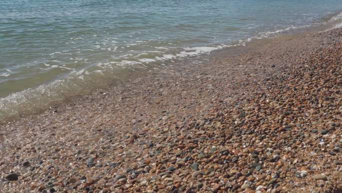 实拍4K海水冲刷海滩石头视频素材