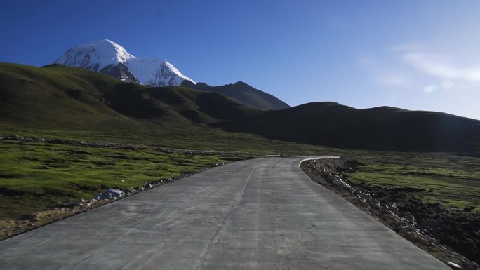 雪山脚下的公路 开车去雪山