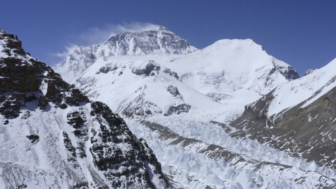 航拍珠穆朗玛峰雪山云雾缭绕