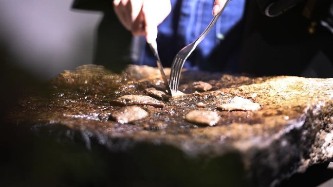 高温 石板 石块 油炸 烤肉 美食 烧烤