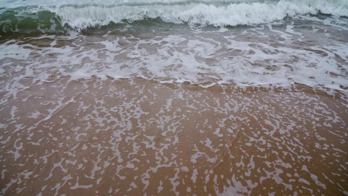 实拍4K海浪沙滩洁白的浪花涨潮退潮素材