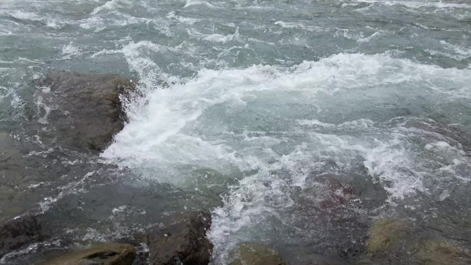 冰川雪水融化山谷河流水花特写