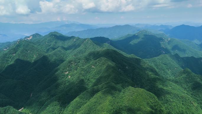 4K航拍云层飘过连绵的秦岭群山