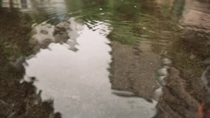 地面雨水雨点涟漪空镜一组