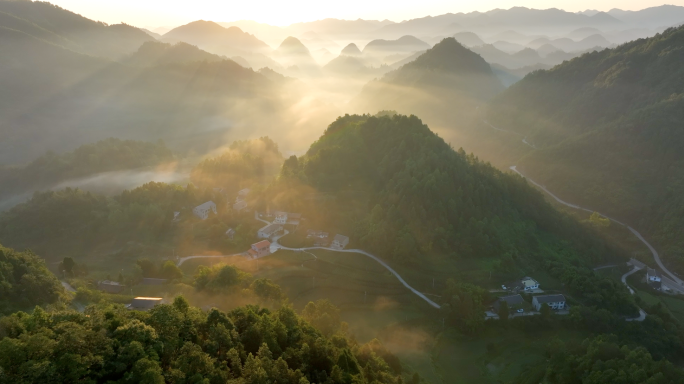 航拍山里清晨