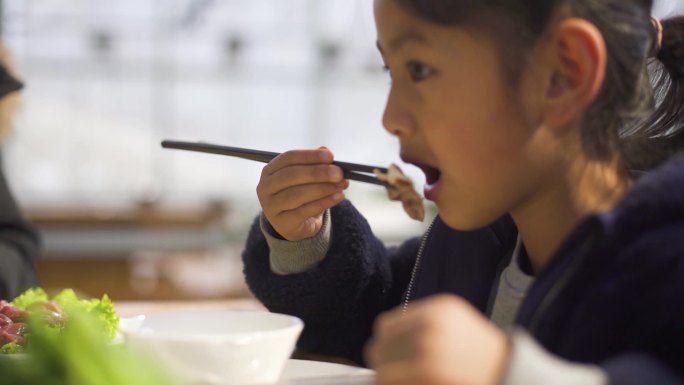 把菜夹进嘴巴 把肉夹到嘴巴 小女孩