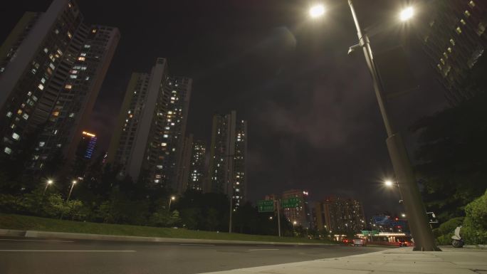 城市建筑高楼交通夜晚车辆速度感