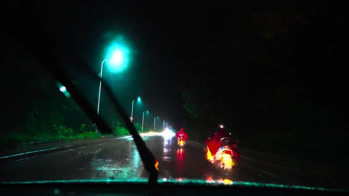 下雨天夜晚山路行车雨夜行车安全