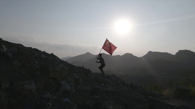 手持国旗山顶奔跑积极向上爱国素材红旗飘扬