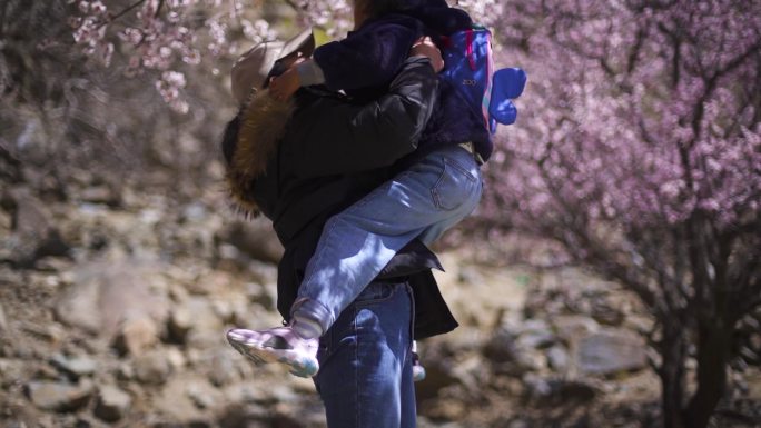 心情愉悦 甜甜的 妈妈抱着孩子看花桃花节