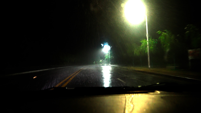 下雨的夜晚开车雨天夜晚行车雨夜开车