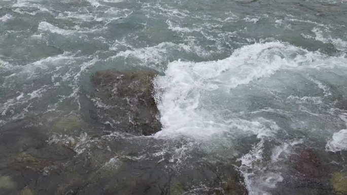 冰川雪水融化山谷河流水花特写