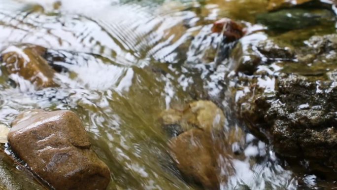 云雾小溪流水