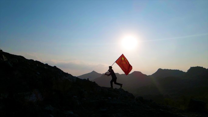 手持国旗山顶奔跑积极向上爱国素材红旗飘扬