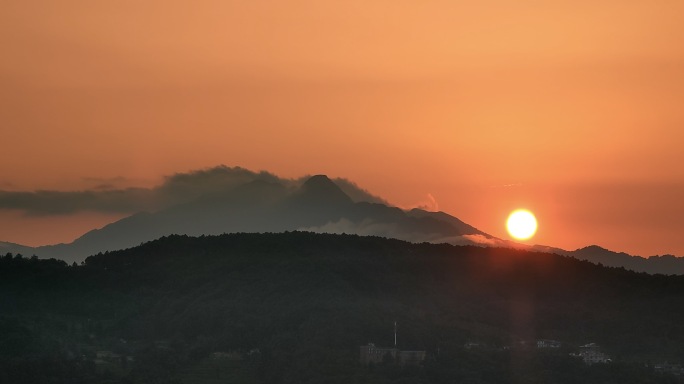 云南元阳多依树梯田夕阳西下 山峰流云