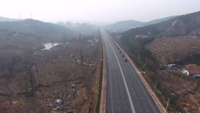 公路行驶 货物运输 蜿蜒崎岖