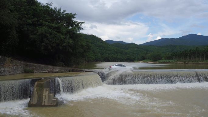 汽车开过水坝