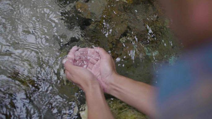 林间潺潺的溪流 晶莹剔透的泉水 逆光水