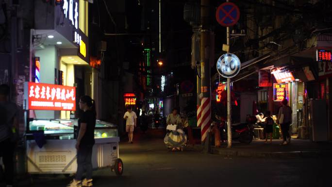 夜间开车行驶在小路城市道路夜晚社区小道