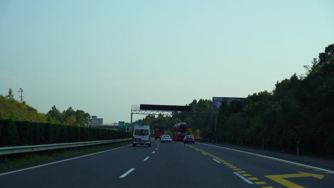 开车行驶在高速公路驾驶第一视角车窗外风景