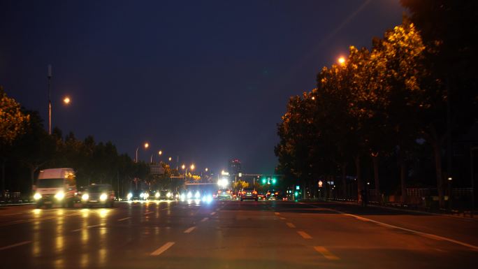 夜间开车行驶在城市道路夜晚城市车窗外风景