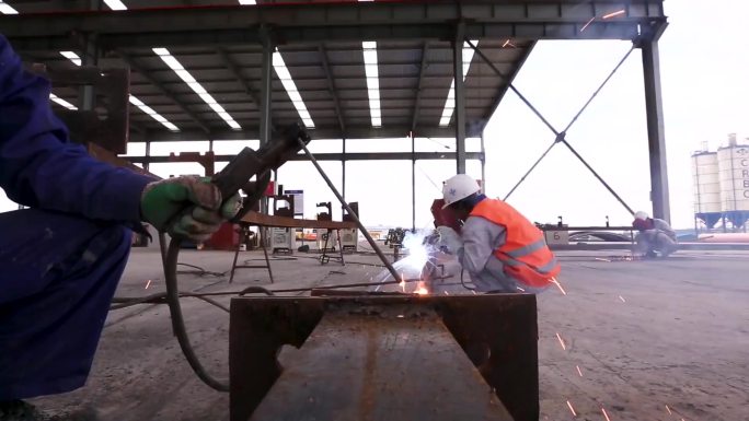 挖掘机生产 焊接工人 工地施工