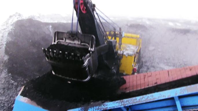冬天露天煤矿装载机的镜头