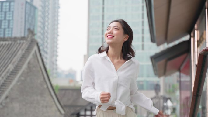 美女开心逛街在城市街头快乐小跑青春美好