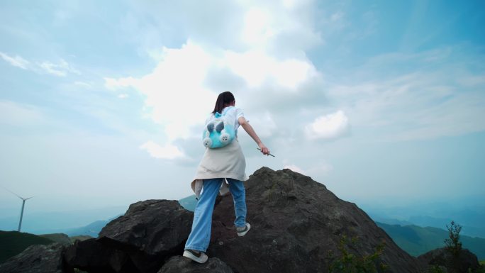 徒步登山户外运动女孩背影登高望远