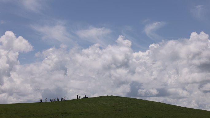 蓝天白云草原小山山顶人群行走天空儿童草地