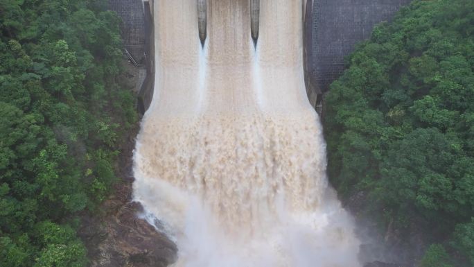 水库大坝泄洪放水震撼大气航拍俯瞰水利工程