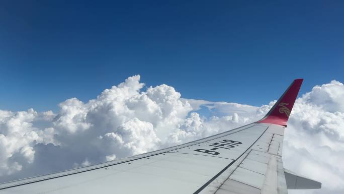 从飞机上拍近在咫尺的云层