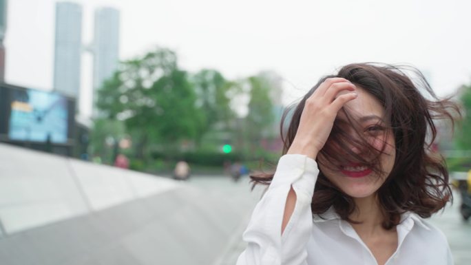 漂亮女孩奔跑在夏天成都街头回头看镜头微笑