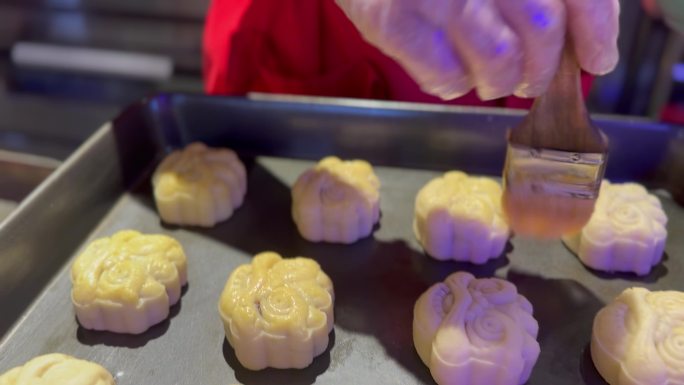 月饼刷油过程 烤制之前准备