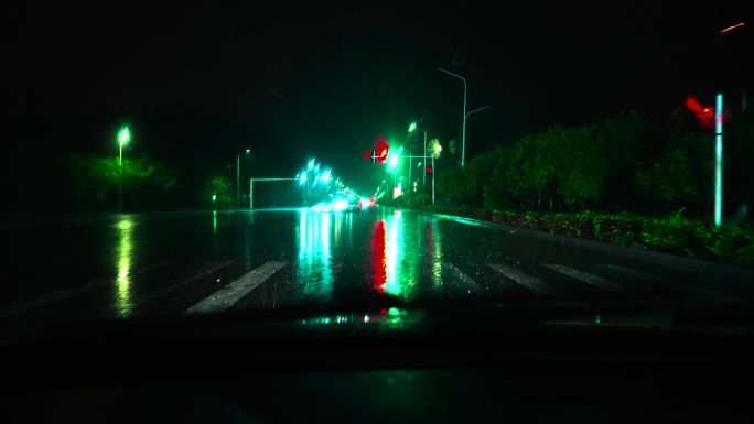 雨夜行车下雨夜晚开车