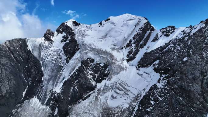 新疆天山山脉雪山