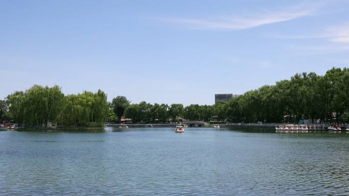 北京什刹海公园游客乘游船游玩