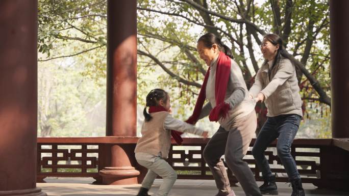 春节期间祖孙三代在公园里开心玩耍做游戏