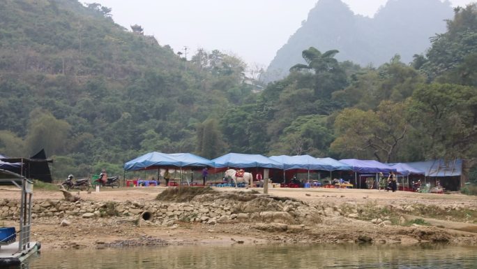 中国越南边境广西德天大瀑布游船拍摄