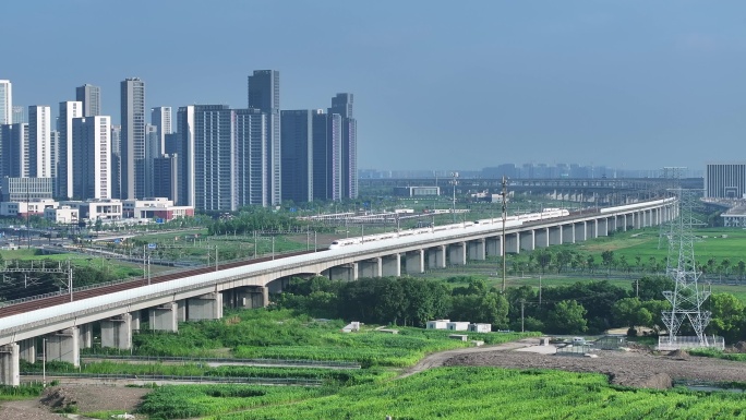 高铁驶过杭州钱江世际城