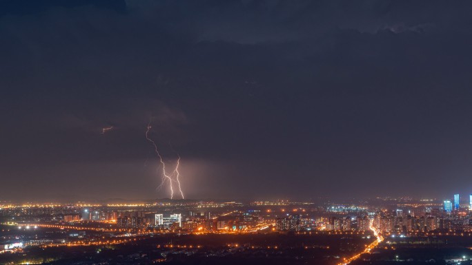 城市夜晚打雷闪电