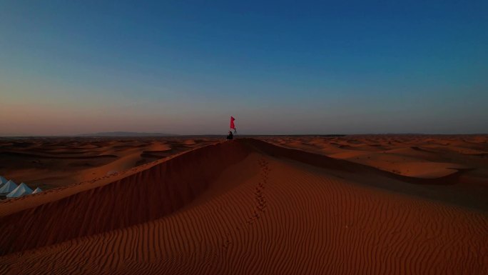 旅拍意境一人一机一世界沙漠中美女日出航拍