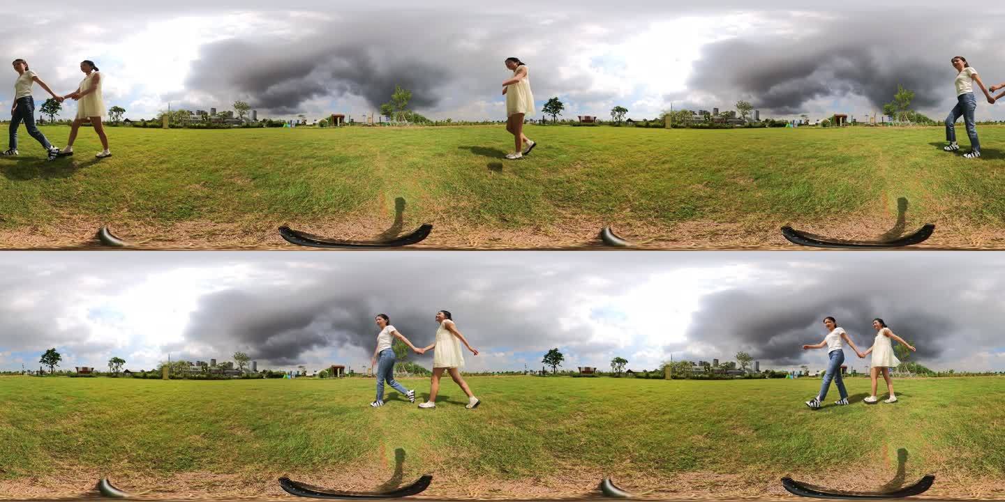 【全景视频】两美女在草地上转圈圈