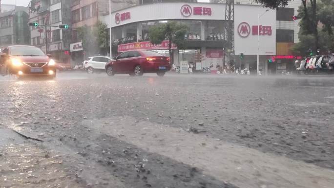 城市暴雨倾盆 积水严重 街道雨天车流