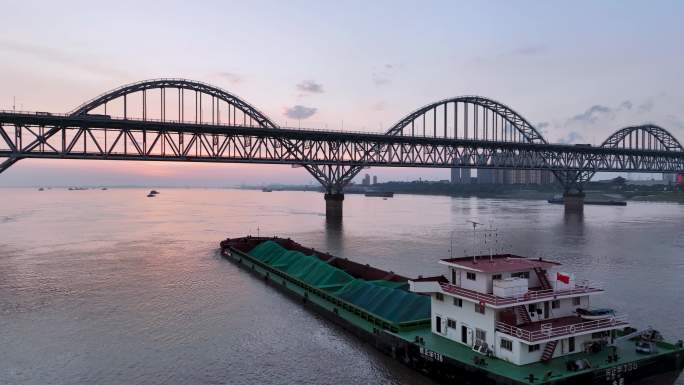 货轮及九江长江大桥清晨航拍