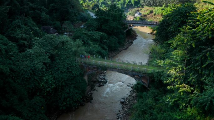 过桥古桥航拍旅行者过桥旅行者