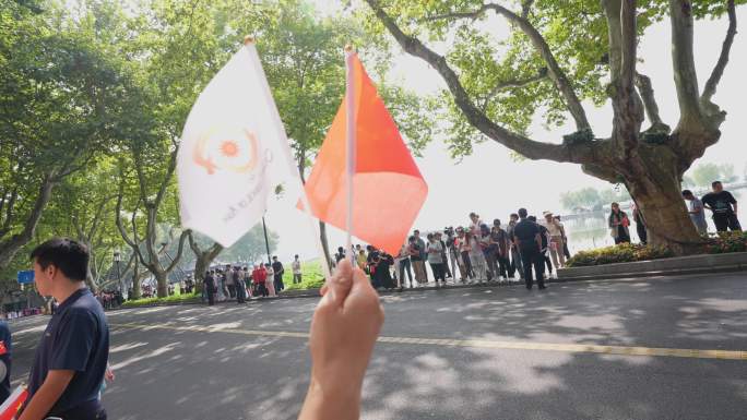 杭州亚运火炬传递57棒北山街火炬手白岩松