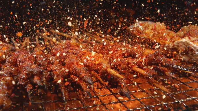 香料撒落在羊肉串上烧烤上火牛肉串夜市