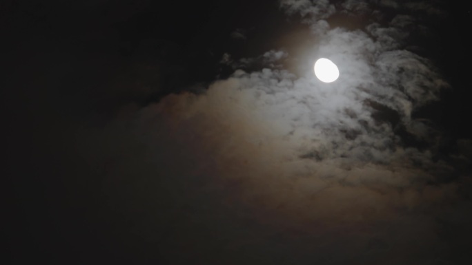 夜晚天空月光云层